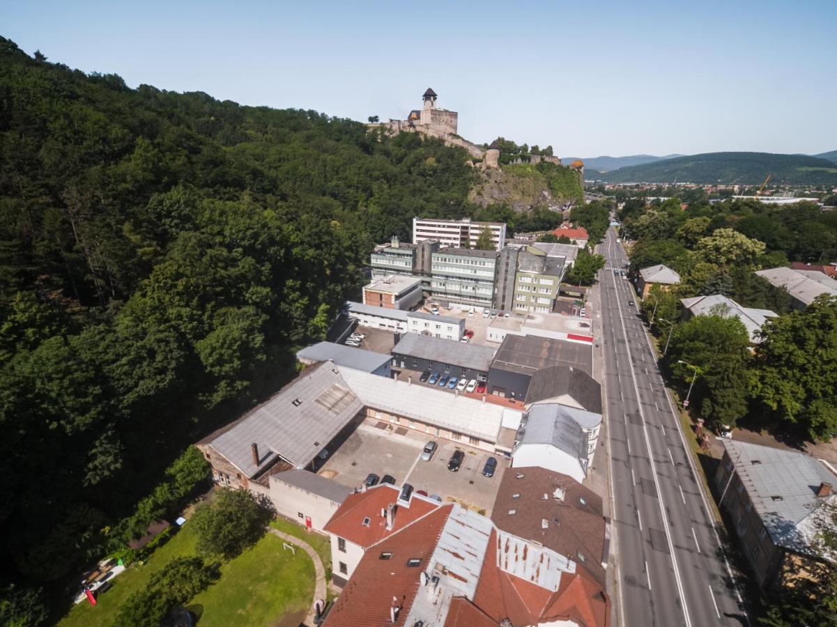 Krasny Priestranny Slnecny Apartman V Centre Mesta Trenčín Kültér fotó